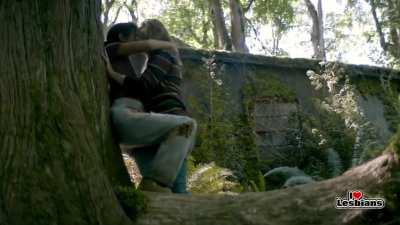 Jasmin Savoy Brown & Liv Hewson (Yellowjackets - s01e06)