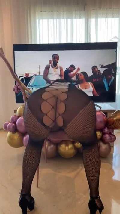 Should a 40yr old mom still shaking her big ass on Reddit in 2021 ? 😏🙇🏽‍♀️