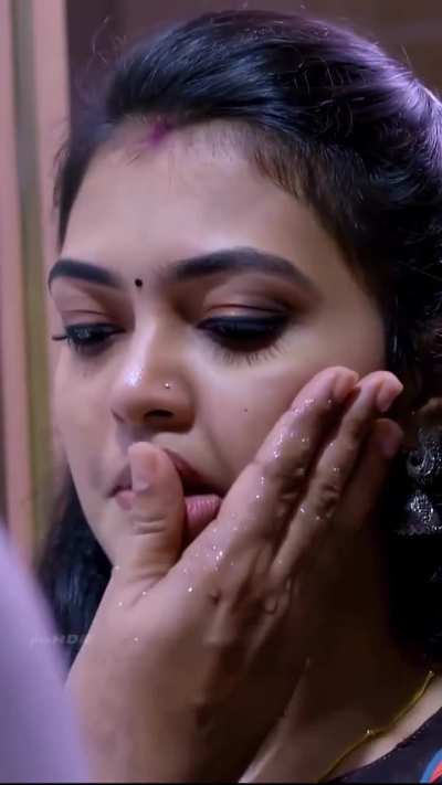 Mallu Serial actress Abhiyuktha lips touch 