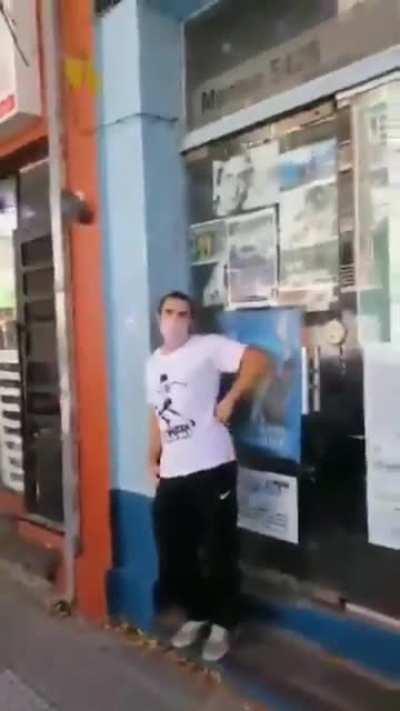 Gorila irrumpe en una unidad básica K, nada puede malir sal