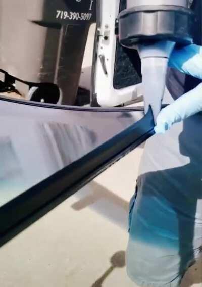 Нанести клей на ветровое стекло