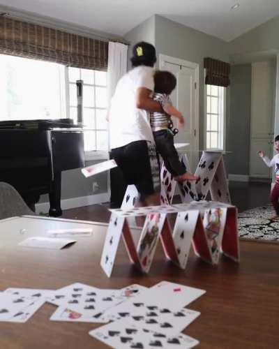 Immer diese Kinder, die beim Kartenhaus bauen stören.