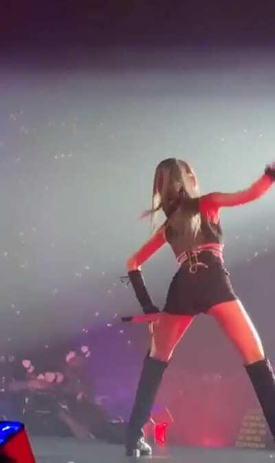 (Blackpink) LISA + JENNIE - Cheeky (20 total gifs + JISOO/ROS&Eacute;)