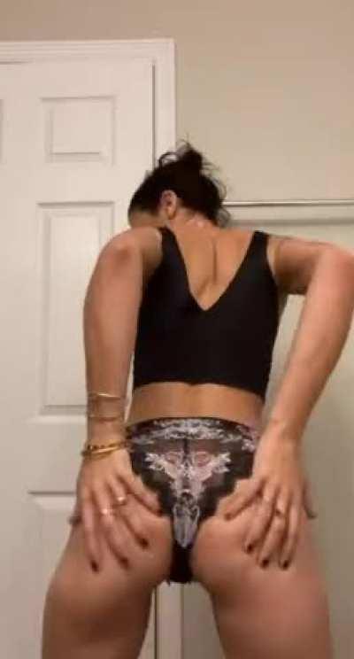 Need somebody to grab my ass like this 🥺