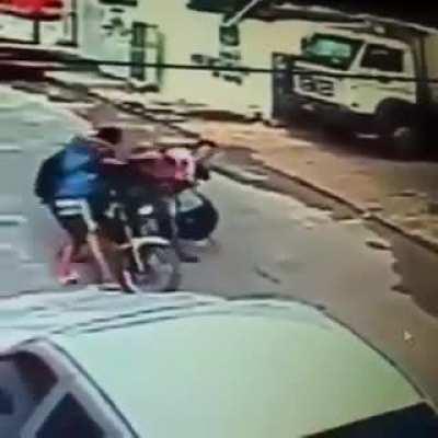 Гопники отжали мот