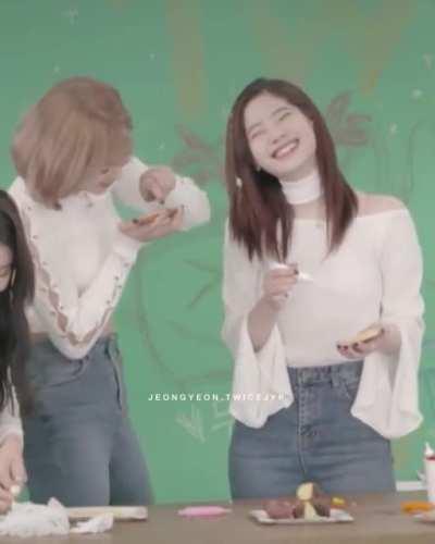 Jeongyeon teasing Dahyun