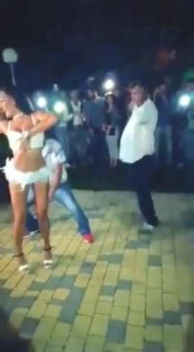 Las viejas siempre cagandola