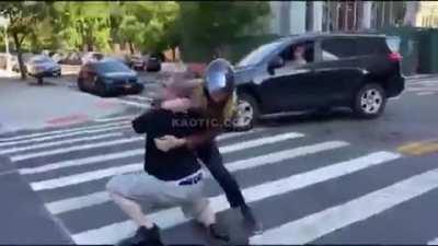 Эта девчонка имеет яйца