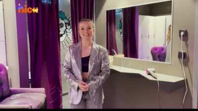 Julia verkündet Gewinner für KCA‘s - Lieblings Sängerin... Warum trägt sie das selbe Outfit wie bei den „Verties?“ 🤔