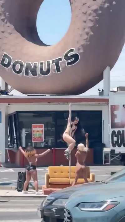 Only in LA do you see this outside Randy’s Donuts 🍩