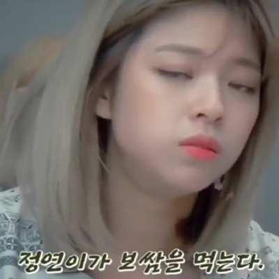 Jeongyeon eating with Jihyo on commentary