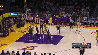 [Highlight] AD spin around his defender and finishes with the reverse layup!