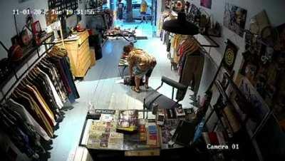 [PALERMO] Empleado de un local echa a 3 chorros a las piñas limpias