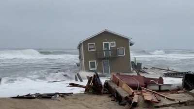 🔥 Nature bats last. Another Rodanthe (OBX), NC home taken by the sea. Original video by Cape Hatteras NPS. Link to more photos/video in comments.