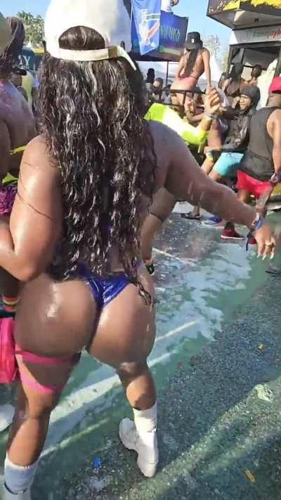 Fling up to soca (@melaxgoddess)