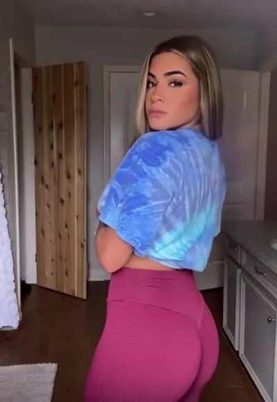 Cam has an amazing ass! 🔥🤤