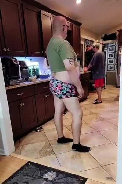 He's rockin that outfit though!!