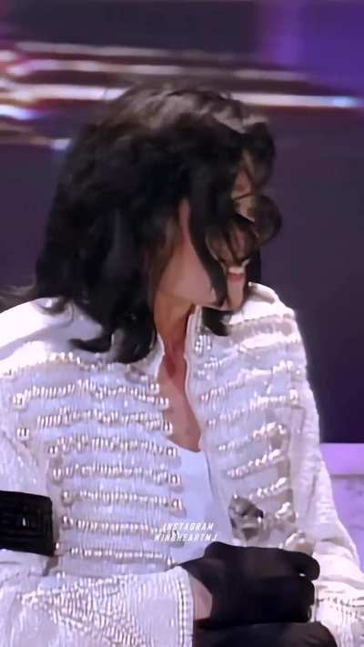 One of the most beautiful outfits, and beautiful looks he sported at all. Half of the actresses would give anything to look like him just more feminine