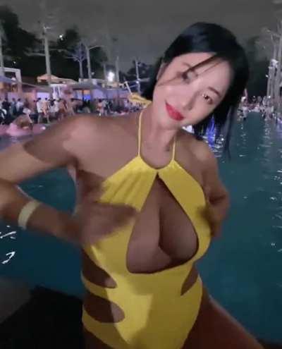 Bouncing tits 