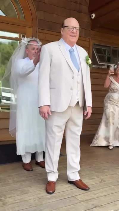 The nervous laugh as he turned around expecting to see his daughter only to see his in-law 😅❤️