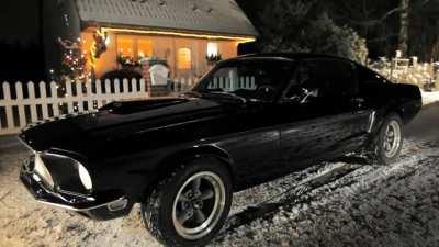 Sound of Christmas - Mustang singing Silent night