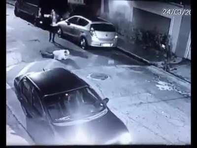 Off duty cop defends herself against a thug