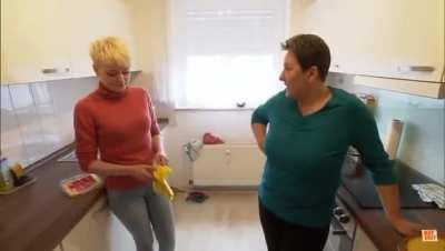 Mom waits for her daughters new bf