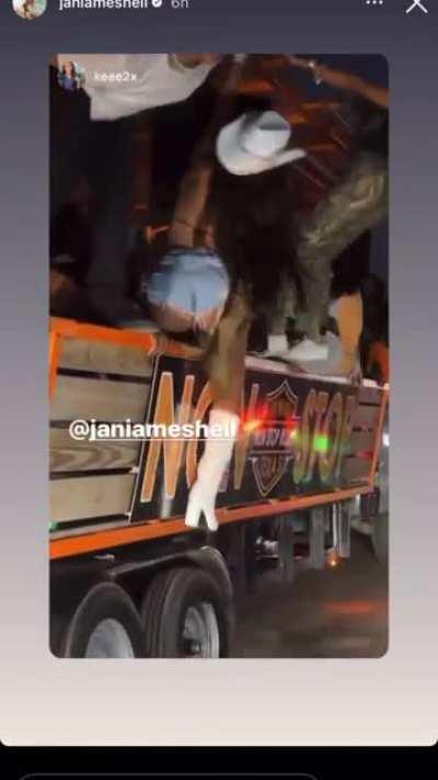 Janiameshell throwing ass at back to school bash