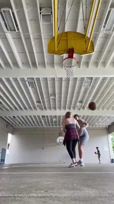 My sister’s first Tinder date ended with his nuts on her face