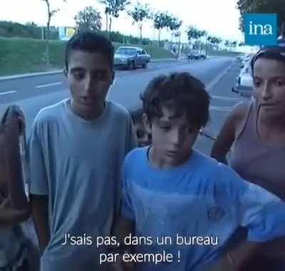 Des jeunes issus de l'immigration post-coloniale répondent à une femme qui se plaint des immigrés . Orange, ville d'extrême droite (1995).