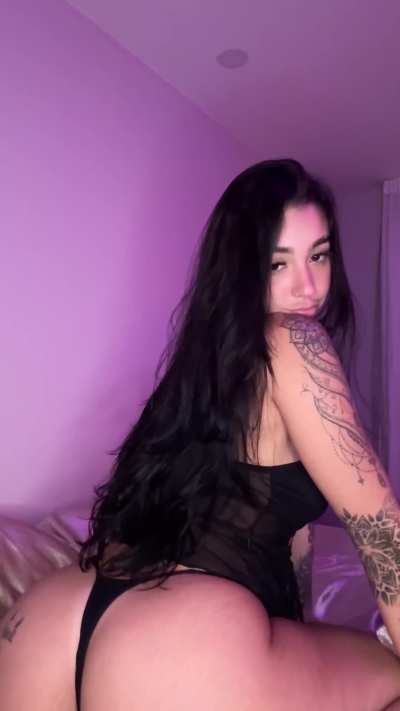 Letícia Castro | Completa en los comentarios.