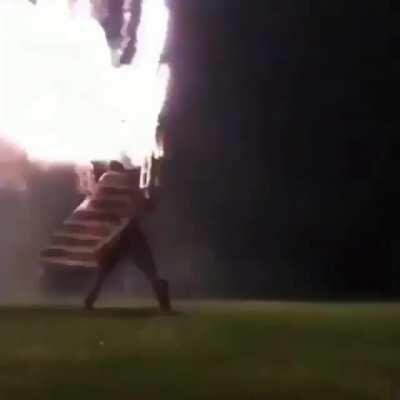 Media argentina: no tiren petardos les hace mal a los perros :( *Media argentina cuando llegaron las 12 de la noche*