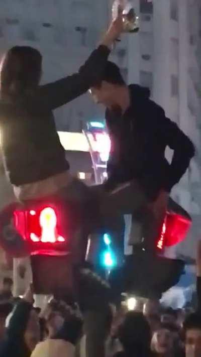 Le pidió casamiento arriba de un semaforo, en el Obelisco. Un campeón total.