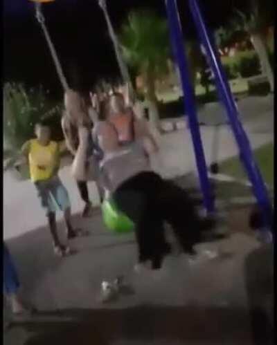 Yazık anana amk amele s&uuml;m&uuml;ğ&uuml; gibi yapıştı yağ tulumu