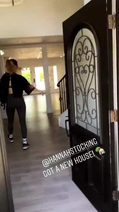 Is it just me imagining things or can you see a thong through those leggings?