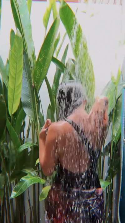 Content toh hain nahi, movies aur series bhi nahi mil rahi. Toh ab nahane ke video reel mein daal rahi hain. Ab nangi hoke daalna chahiye tha na bhadwi Avneet dumb kutiya 😂😂😂😂