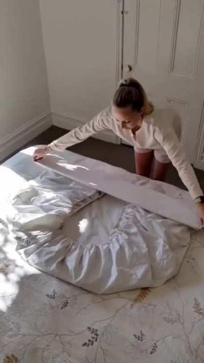 How to fold a fitted sheet. Magic
