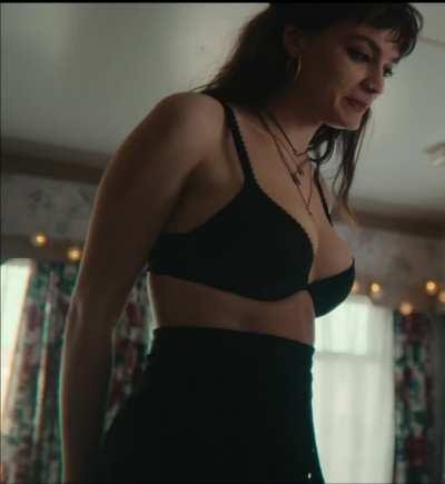 Emma Mackey undressing..look at her boobs🥵