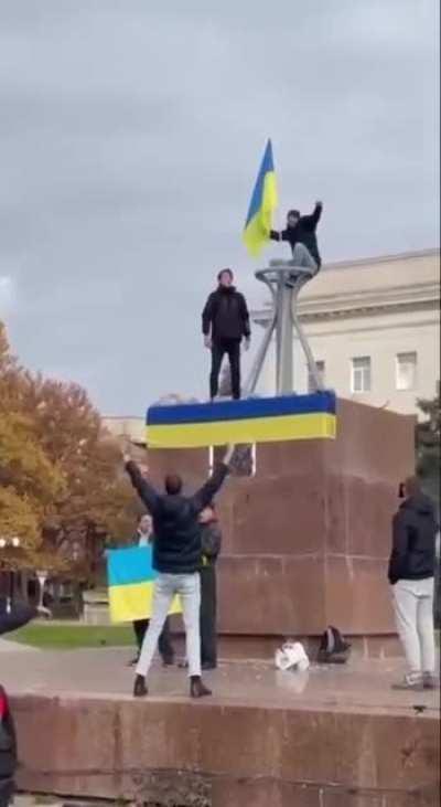 Locals raise the flag and celebrate in Kherson city