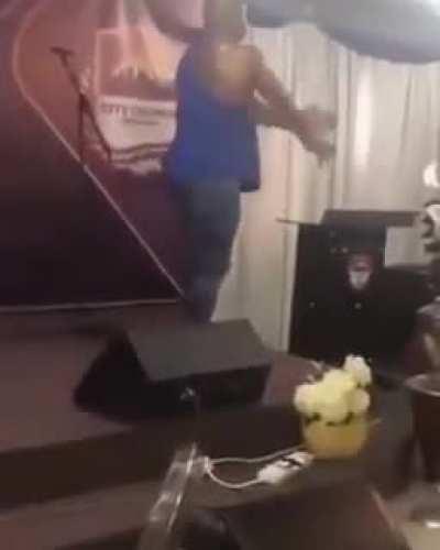 Mostrando o shape no culto foda-se