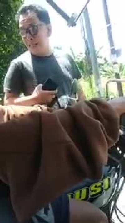 typical. Brake checked the tricycle with his motorbike, got checked then proceed to harass the passenger.