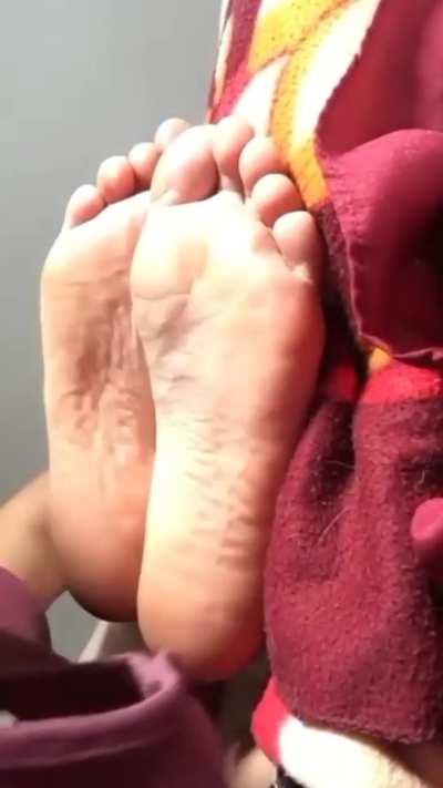 Secretly suck my mothers feet while everybody are at Home, videos and pics for sale if u want full experince. Le chupo los pies a mi mamá mientras están todos en casa 