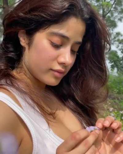 Janhvi kapoor. Ye sundar aur sensual chuchi.. janhvi husn aur lust ki mallika-e-hindustan. Chutad aur jangh janlewa hain aur chuchi healthy and nutritious.