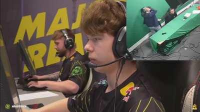 The Vietnamese Caster throw his mic because Astralis lost the round after k0nfig's Ninja Defuse