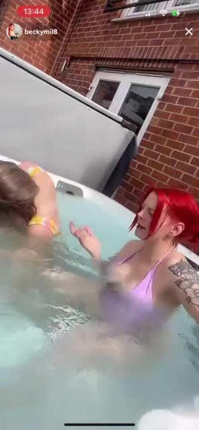 Her swimsuit could not keep up with the demands of TT live 🤣