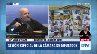 Presidenta: Dese vuelta, yo no estoy presente. No están presentes 10 millones de argentinos a los que defendemos su voz, aunque usted no nos escuche. Aunque usted no quiera, nosotros estamos aquí presentes.