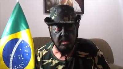 Depois do tanque fumacê, com vocês, a ameaça do tiozão militar bolsonarista. Vamos todos morrer... de rir.
