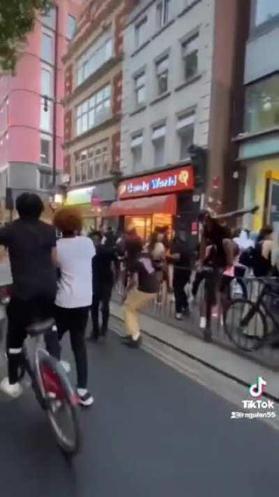 Flash mob loots shops in London (August 12th)