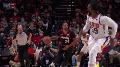 [Highlight] Larry Nance Jr. with a beautiful one hand transition pass to Nassir Little for the slam