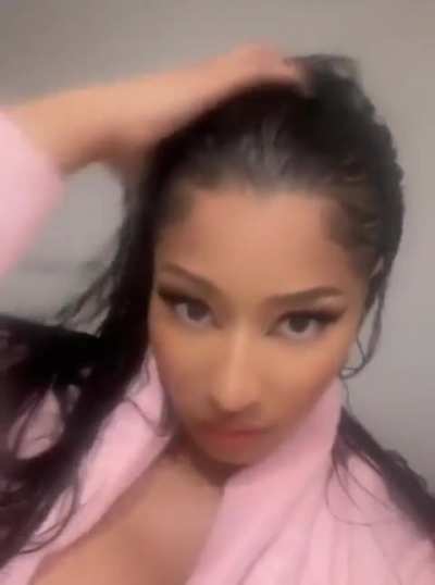 Nickis Sexy boobs